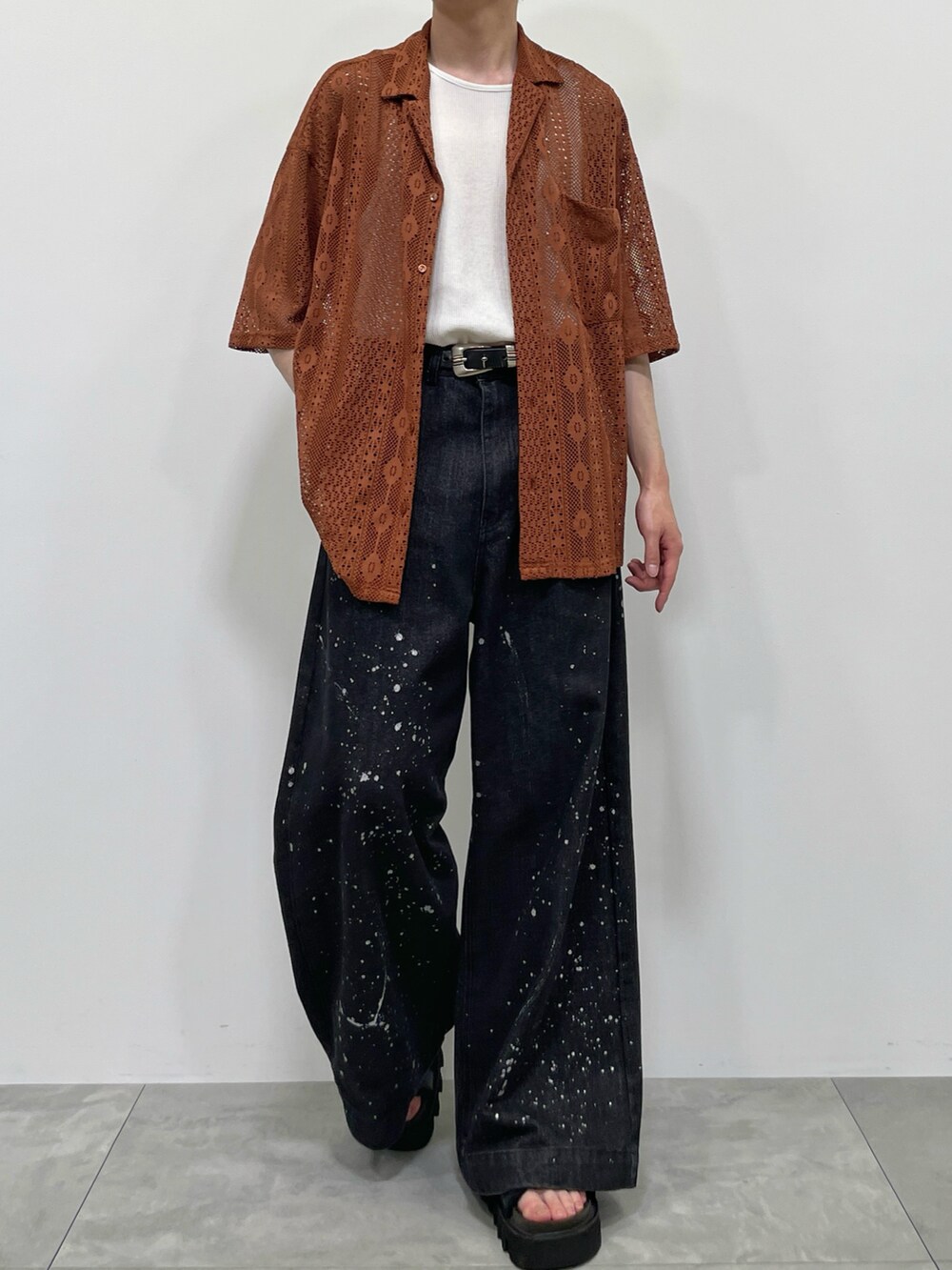 ブラウン系のシャツ/ブラウス、ホワイト系のタンクトップ、ブラック系のデニムパンツを着用したメンズの春コーディネートの2枚目の写真