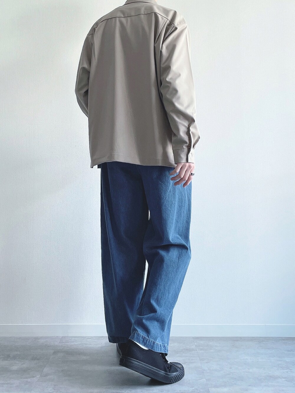 ベージュ系のトップス、ホワイト系のTシャツ/カットソー、ブルー系のデニムパンツを着用したメンズの春コーディネートの3枚目の写真