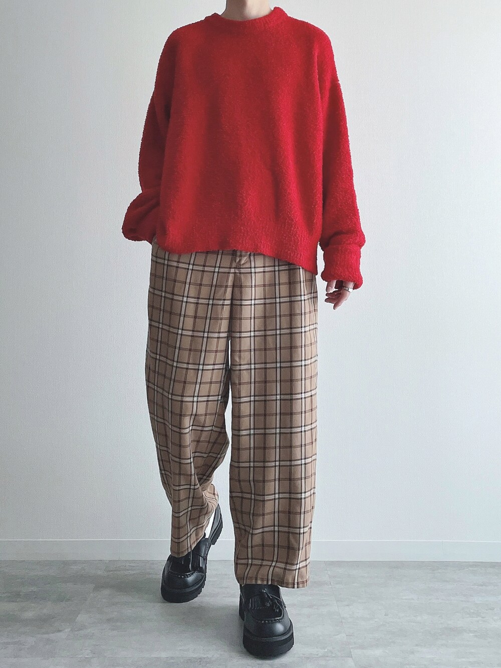 レッド系のニット/セーター、ベージュ系のその他パンツ、ブラック系のローファーを着用したメンズの秋コーディネートの4枚目の写真