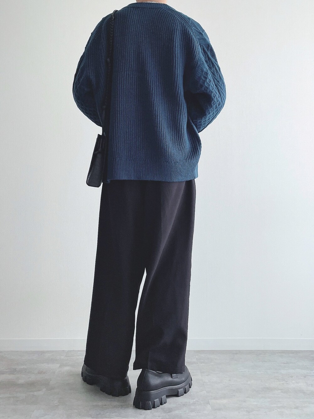 ブルー系のトップス、ホワイト系のTシャツ/カットソー、ブラック系のスラックスを着用したメンズの秋コーディネートの4枚目の写真