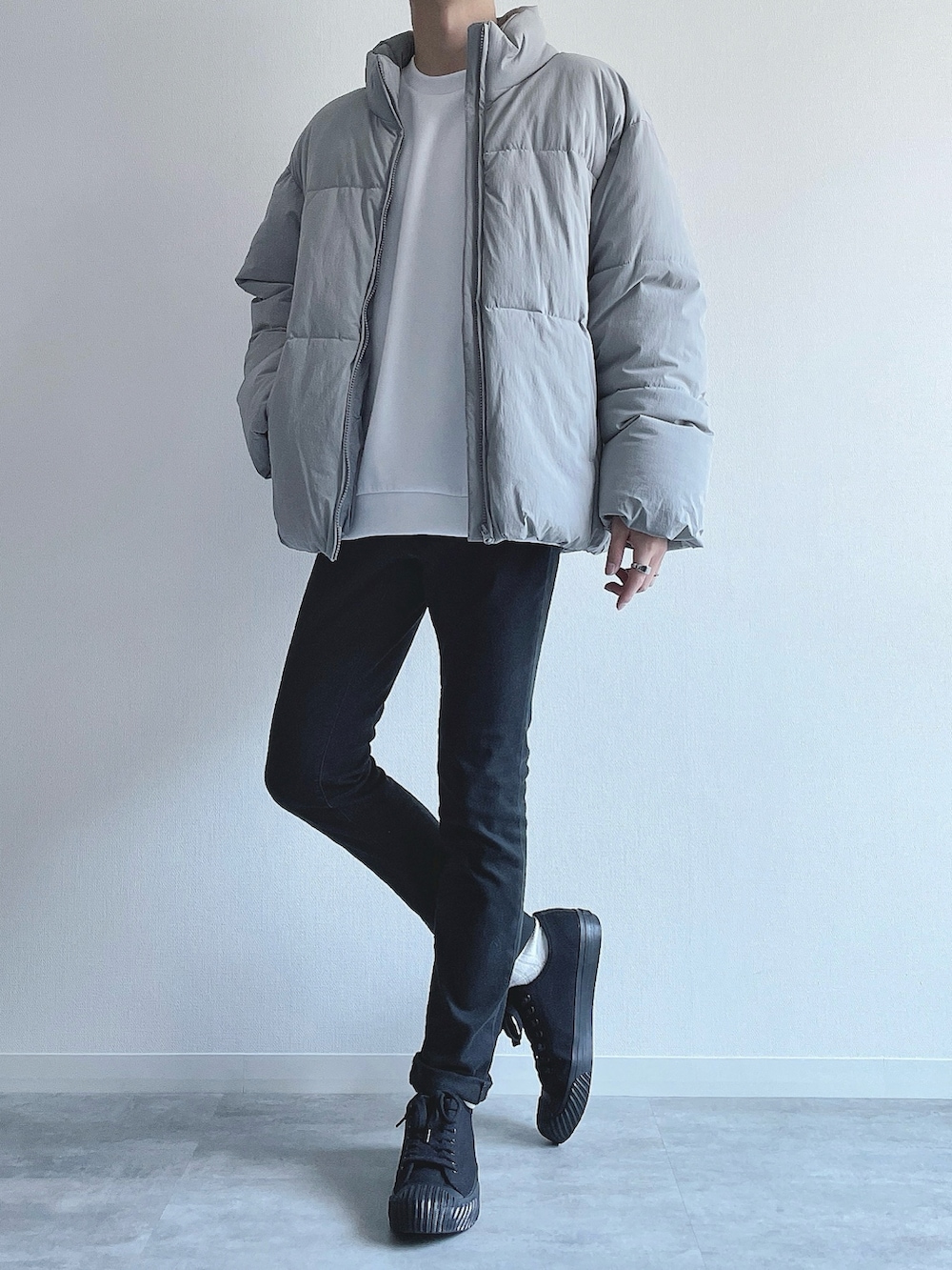 グレー系のダウンジャケット/コート、グレー系のトップス、ブラック系のパンツを着用したメンズの冬コーディネートの2枚目の写真