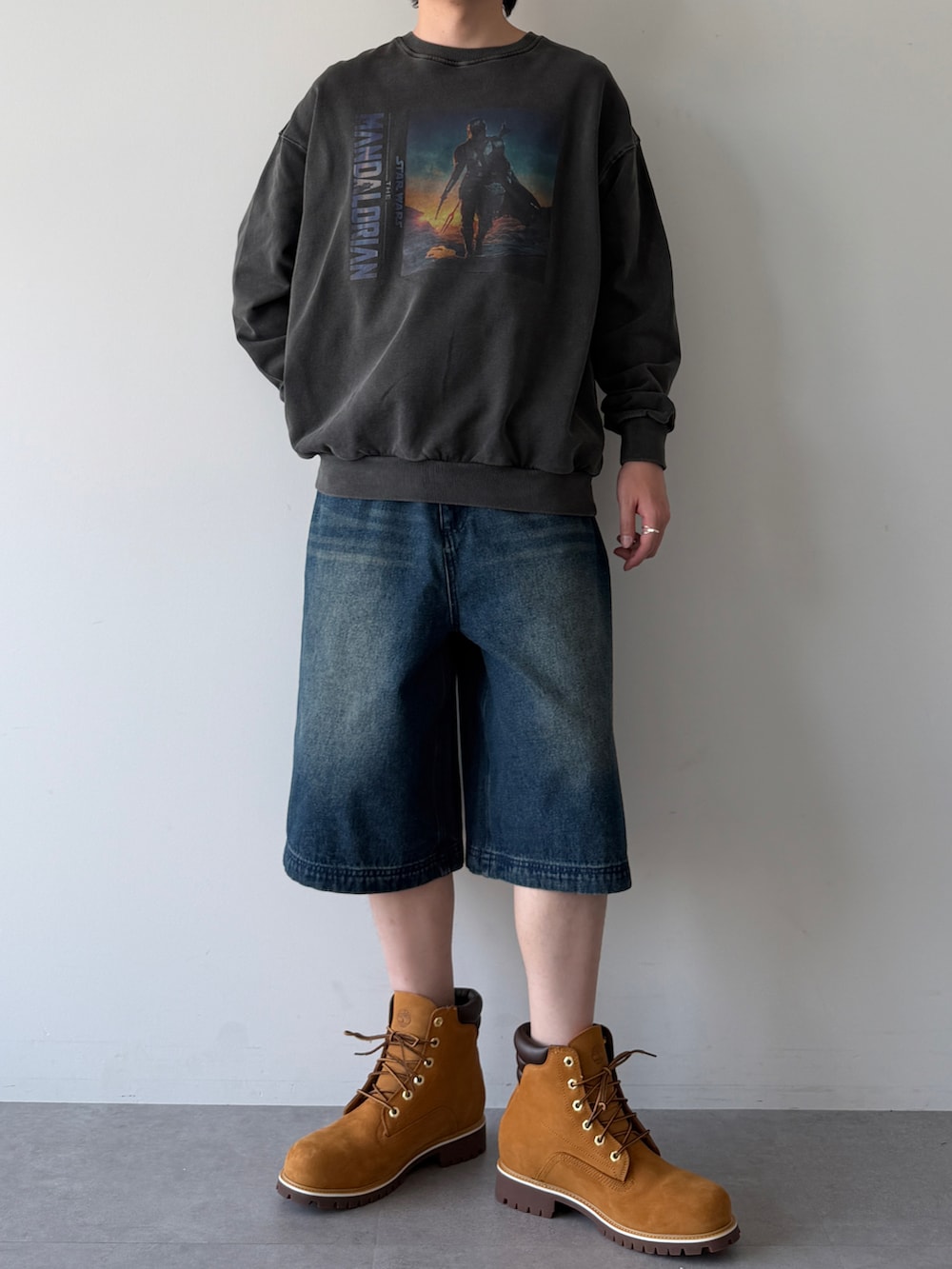 ブラック系のスウェット、ブルー系のその他パンツ、ブラウン系のブーツを着用したメンズの春コーディネートの5枚目の写真