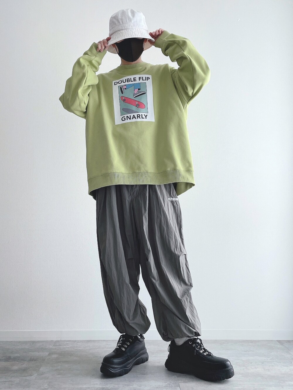 グリーン系のスウェット、グレー系のその他パンツ、ブラック系のスニーカーを着用したメンズの春コーディネートの5枚目の写真