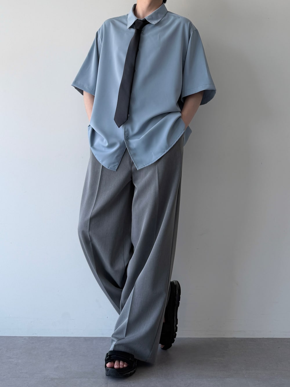 ブルー系のシャツ/ブラウス、グレー系のセットアップ、ホワイト系のタンクトップを着用したメンズの春コーディネートの5枚目の写真