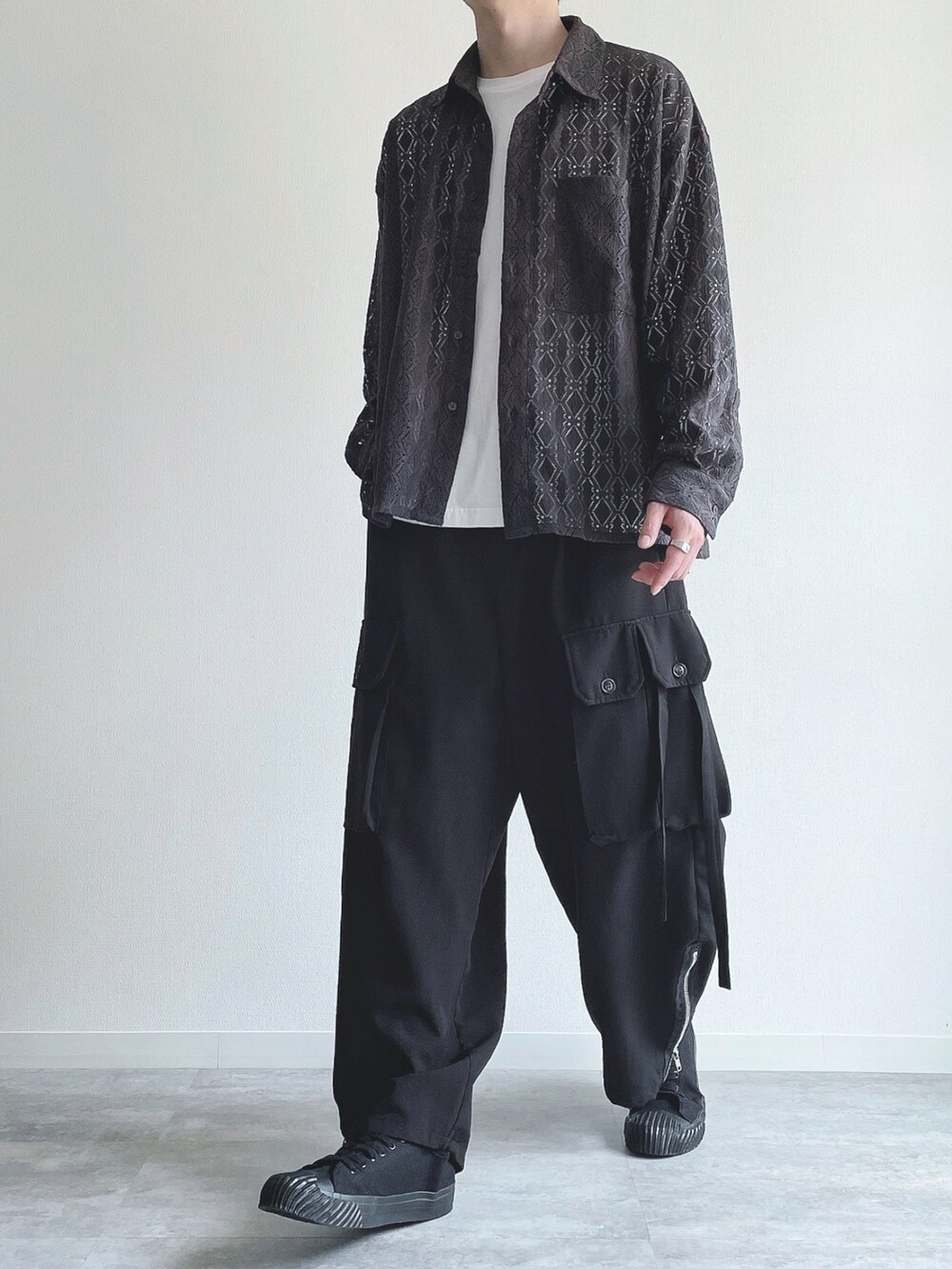 グレー系のシャツ/ブラウス、ホワイト系のTシャツ/カットソー、ブラック系のカーゴパンツを着用したメンズの春コーディネートの5枚目の写真