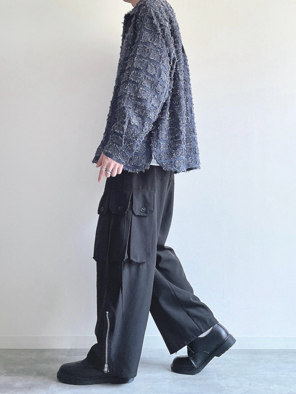ブルー系のシャツ/ブラウス、ホワイト系のトップス、ブラック系のカーゴパンツを着用したメンズの春コーディネートの3枚目の写真
