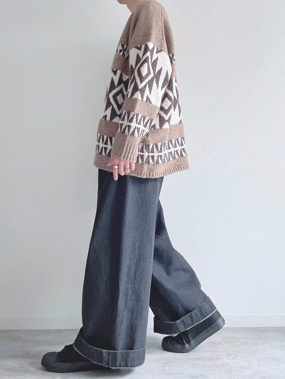 ベージュ系のカーディガン/ボレロ、ホワイト系のTシャツ/カットソー、ブラック系のデニムパンツを着用したメンズの秋コーディネートの3枚目の写真