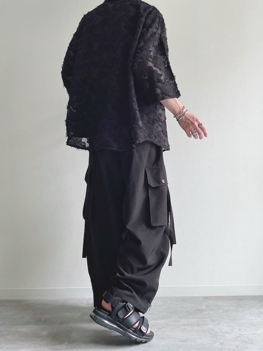 ブラック系のシャツ/ブラウス、ブラック系のTシャツ/カットソー、ブラック系のカーゴパンツを着用したメンズの春コーディネートの4枚目の写真