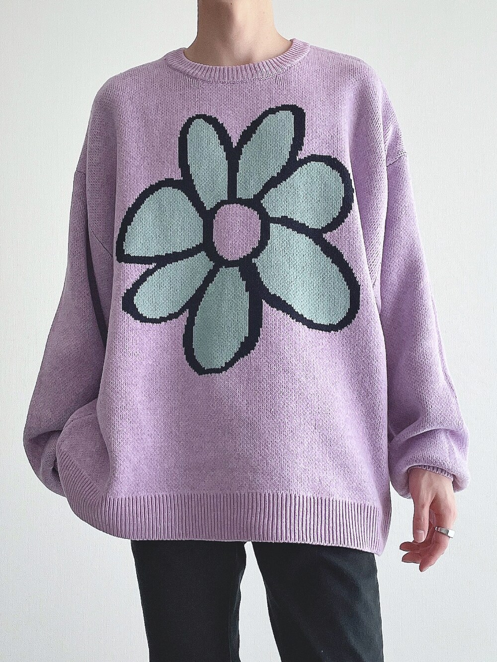 パープル系のニット/セーター、ブラック系のパンツ、ブラック系のスニーカーを着用したメンズの秋コーディネートの4枚目の写真