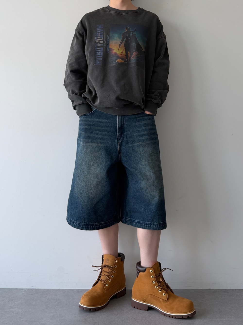 ブラック系のスウェット、ブルー系のその他パンツ、ブラウン系のブーツを着用したメンズの春コーディネートの2枚目の写真