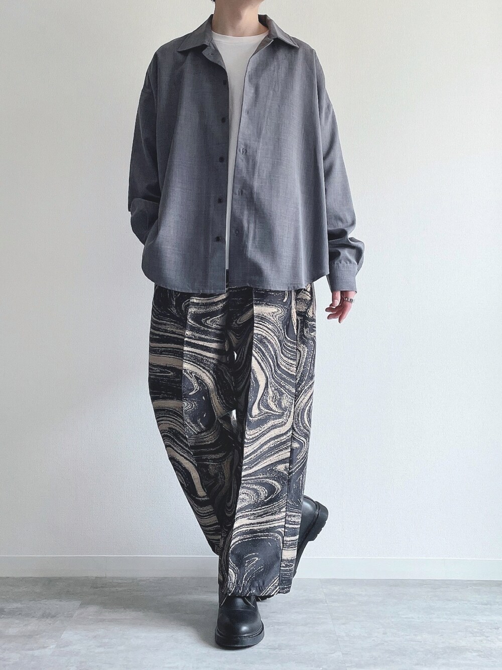 ブルー系のシャツ/ブラウス、ホワイト系のTシャツ/カットソー、ブルー系のその他パンツを着用したメンズの春コーディネートの5枚目の写真