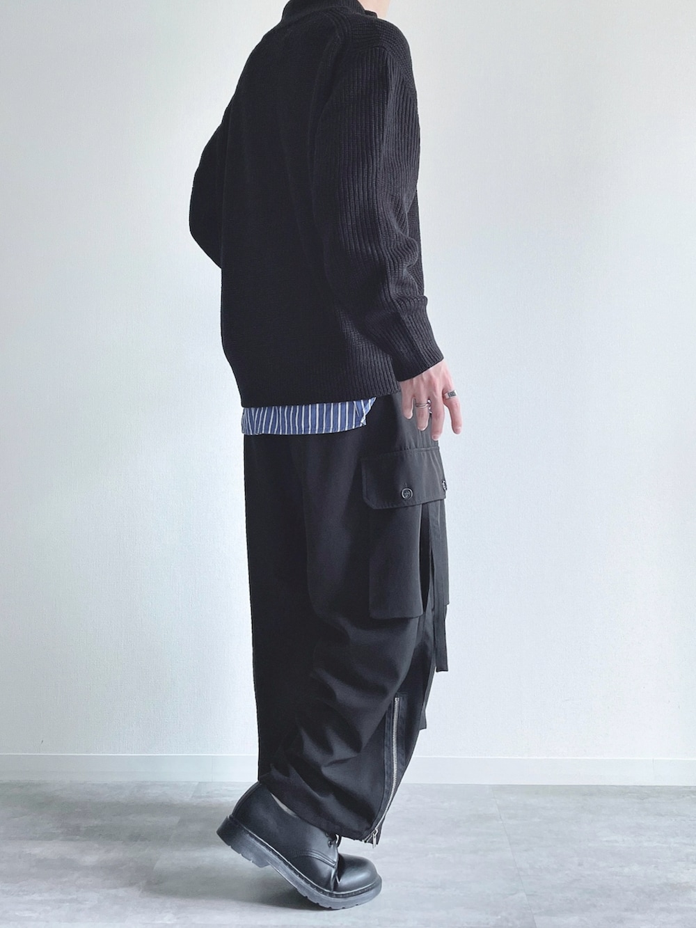 ブラック系のトップス、ブルー系のシャツ/ブラウス、ブラック系のカーゴパンツを着用したメンズの秋コーディネートの4枚目の写真