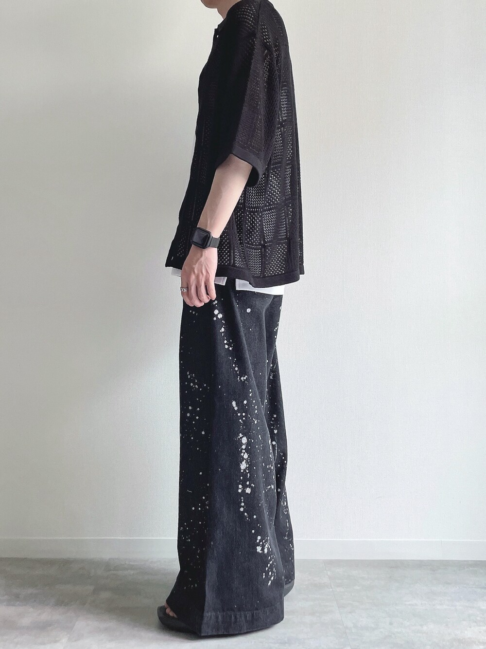 ブラック系のトップス、ホワイト系のタンクトップ、ブラック系のデニムパンツを着用したメンズの夏コーディネートの3枚目の写真