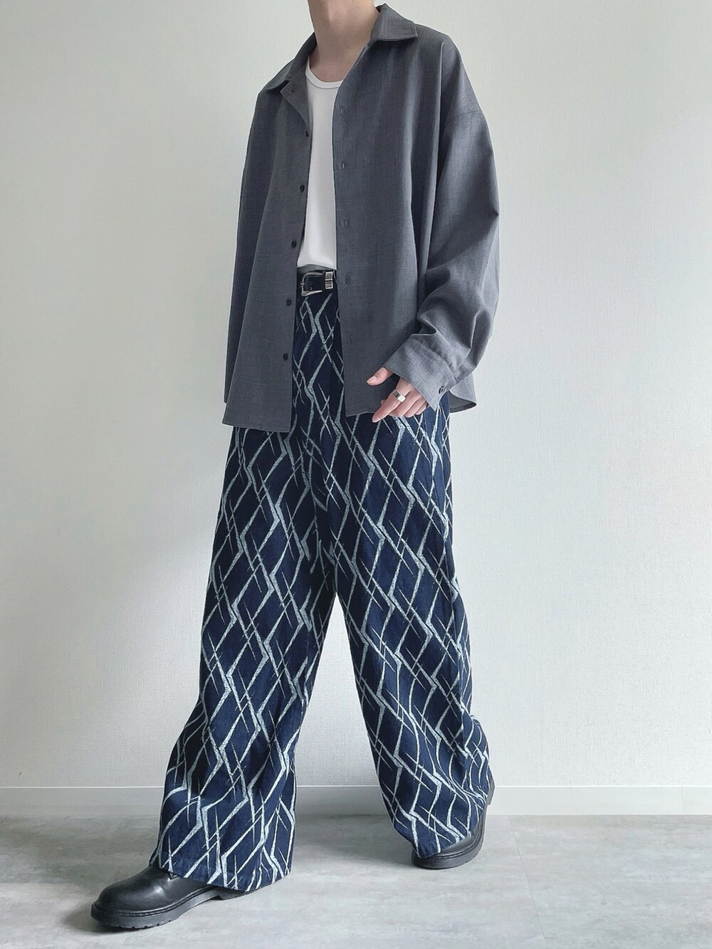 ブルー系のシャツ/ブラウス、ホワイト系のタンクトップ、ブルー系のデニムパンツを着用したメンズの春コーディネートの5枚目の写真