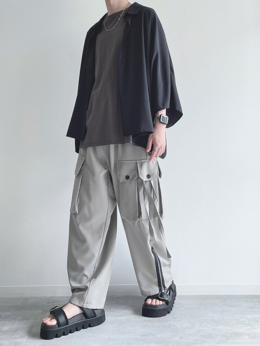 ブラック系のシャツ/ブラウス、グレー系のTシャツ/カットソー、グレー系のカーゴパンツを着用したメンズの夏コーディネートの5枚目の写真