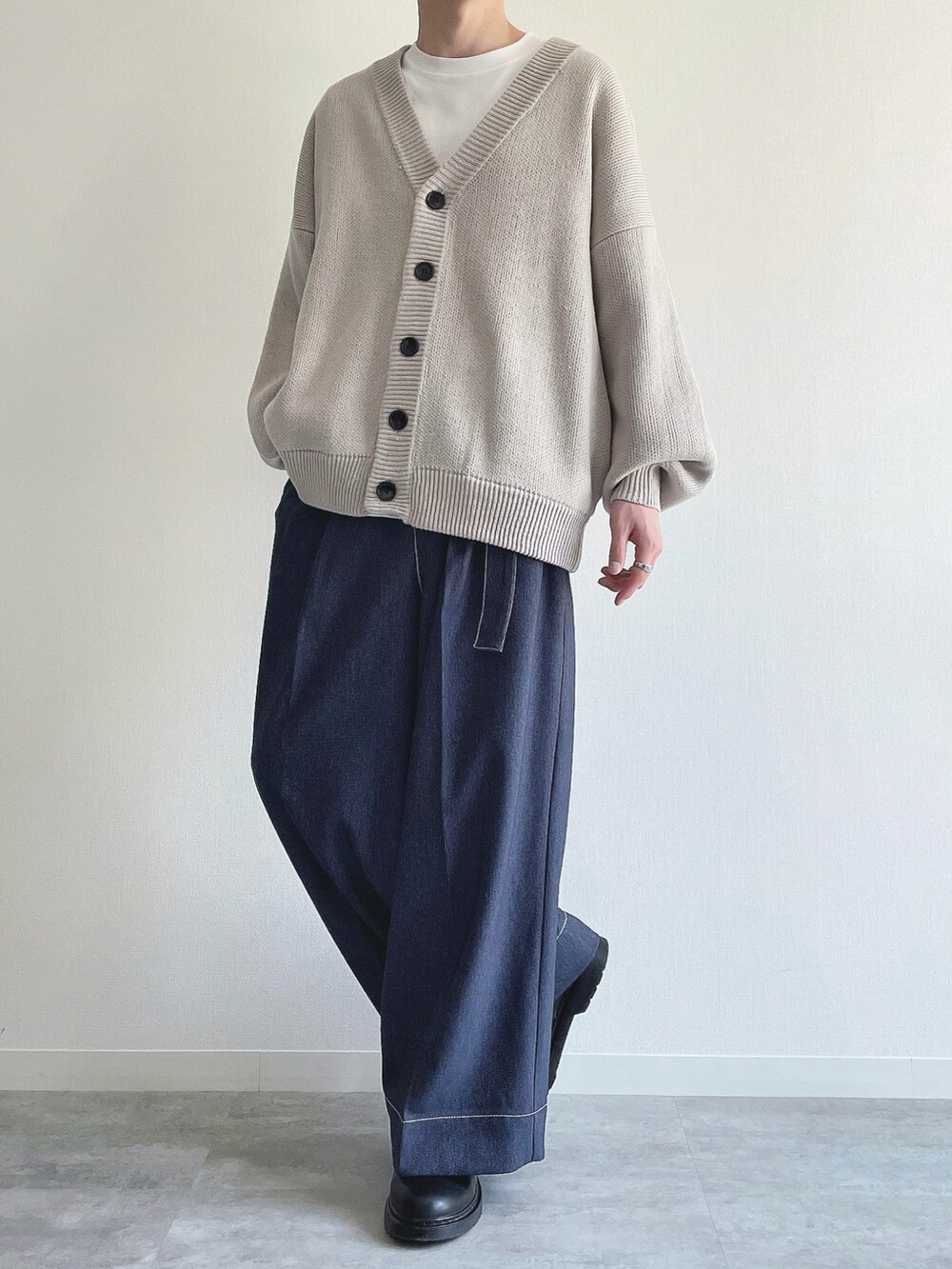 グレー系のカーディガン/ボレロ、ホワイト系のTシャツ/カットソー、ブルー系のデニムパンツを着用したメンズの春コーディネートの4枚目の写真