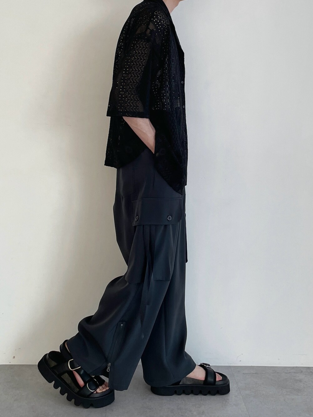 ブラック系のシャツ/ブラウス、ホワイト系のタンクトップ、グレー系のその他パンツを着用したメンズの春コーディネートの3枚目の写真