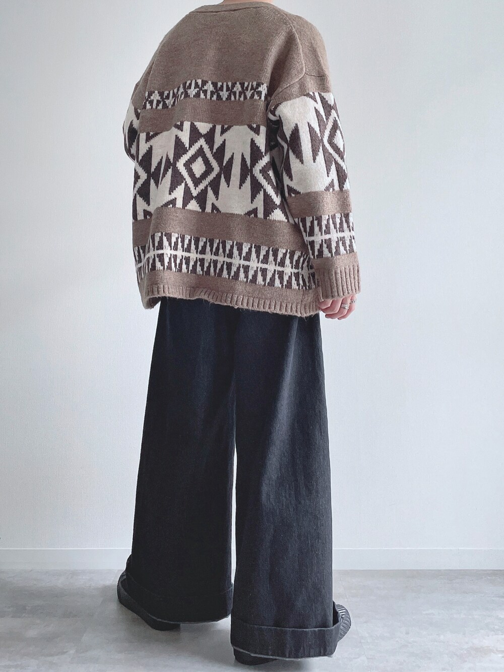 ベージュ系のカーディガン/ボレロ、ホワイト系のTシャツ/カットソー、ブラック系のデニムパンツを着用したメンズの秋コーディネートの4枚目の写真