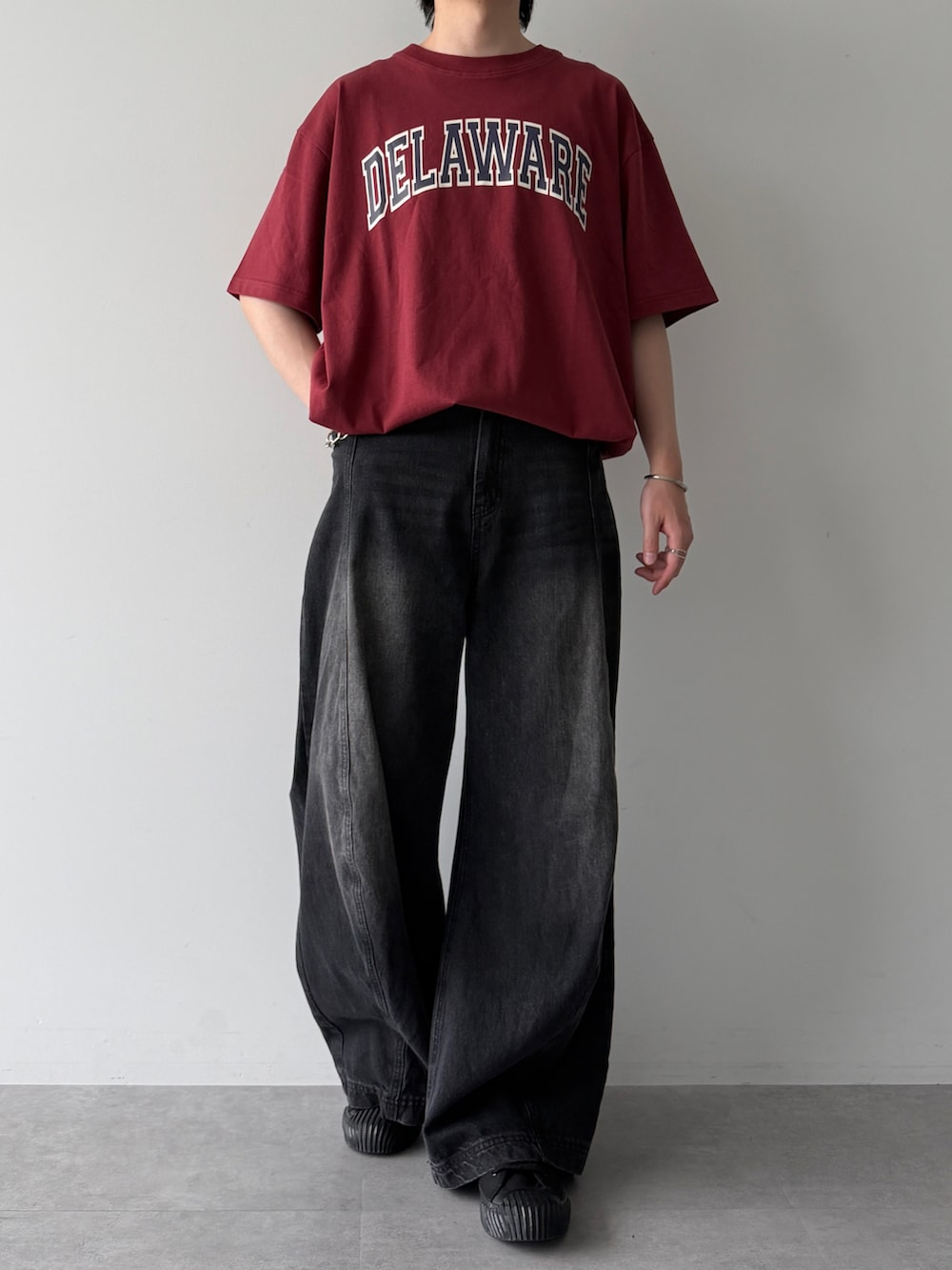 レッド系のTシャツ/カットソー、ブラック系のスニーカー、ブラック系のデニムパンツを着用したメンズの夏コーディネートの5枚目の写真