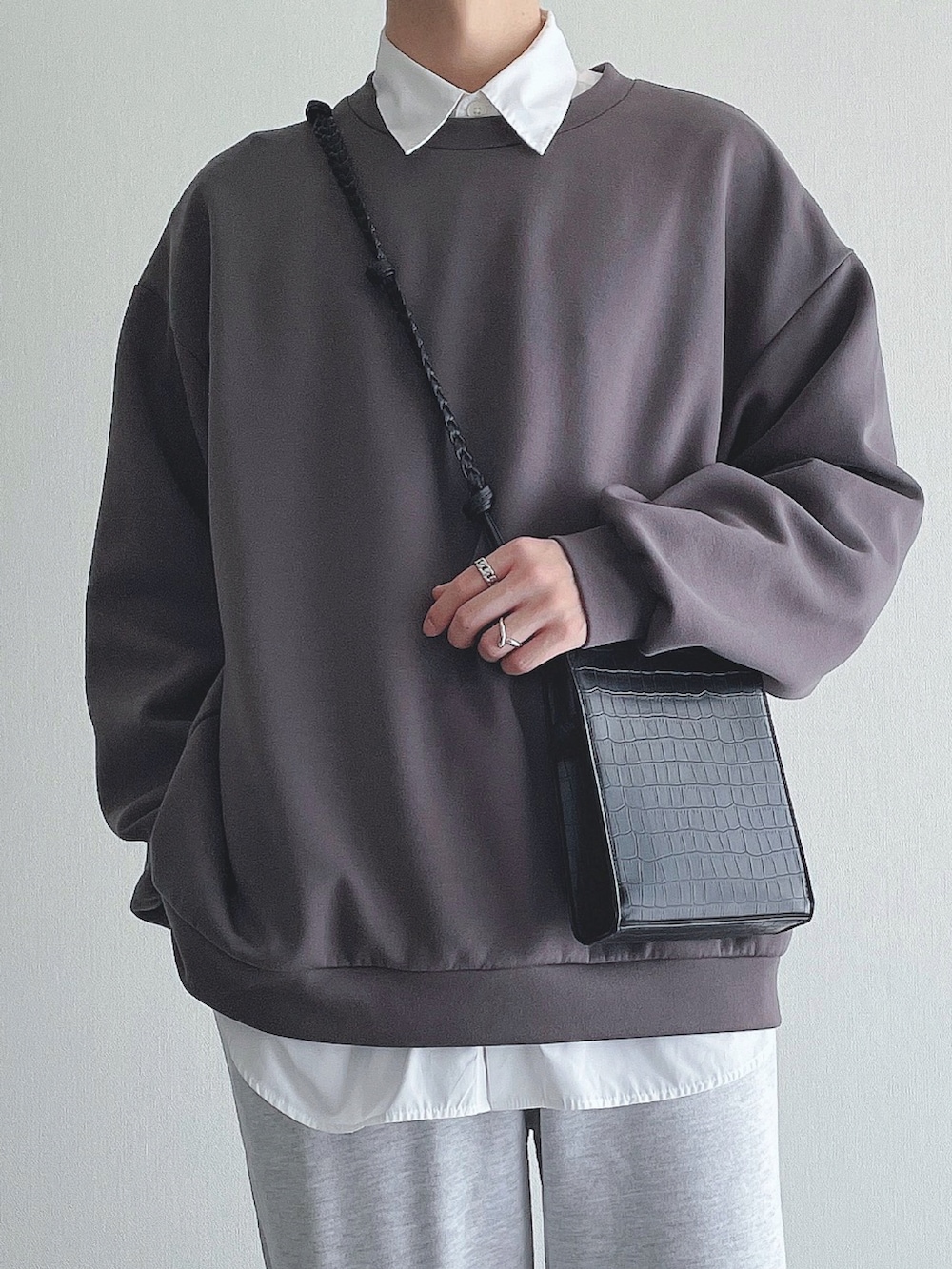 グレー系のトップス、ホワイト系のトップス、グレー系のスウェットパンツを着用したメンズの秋コーディネートの4枚目の写真