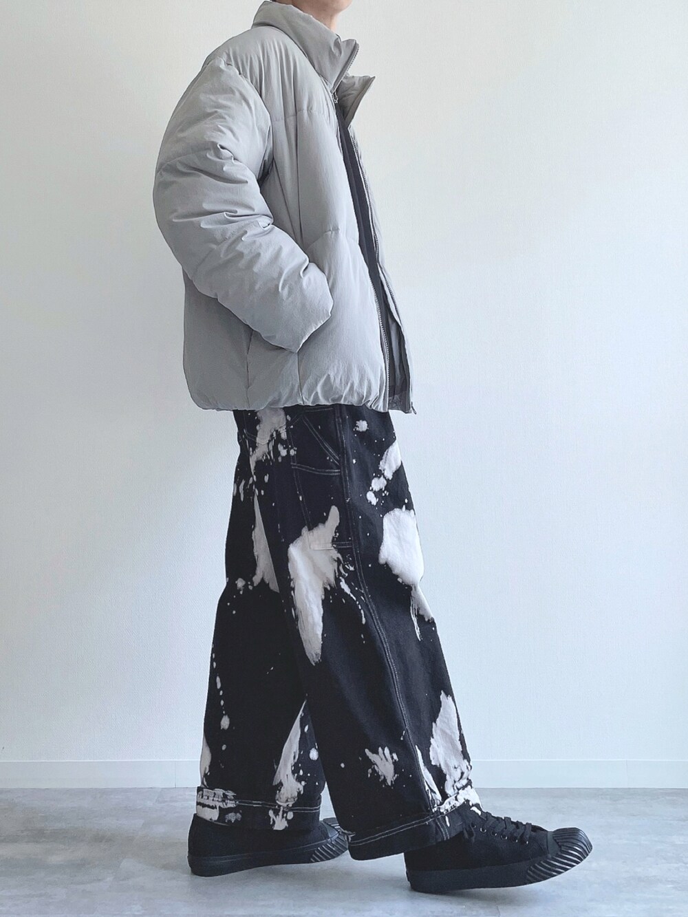 グレー系のダウンジャケット/コート、ブラック系のトップス、ブラック系のその他パンツを着用したメンズの冬コーディネートの3枚目の写真