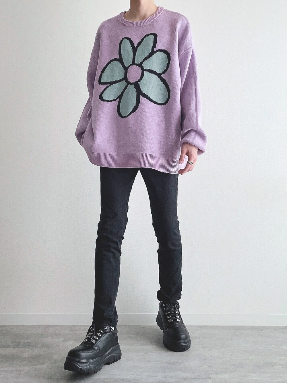 パープル系のニット/セーター、ブラック系のパンツ、ブラック系のスニーカーを着用したメンズの秋コーディネートの5枚目の写真