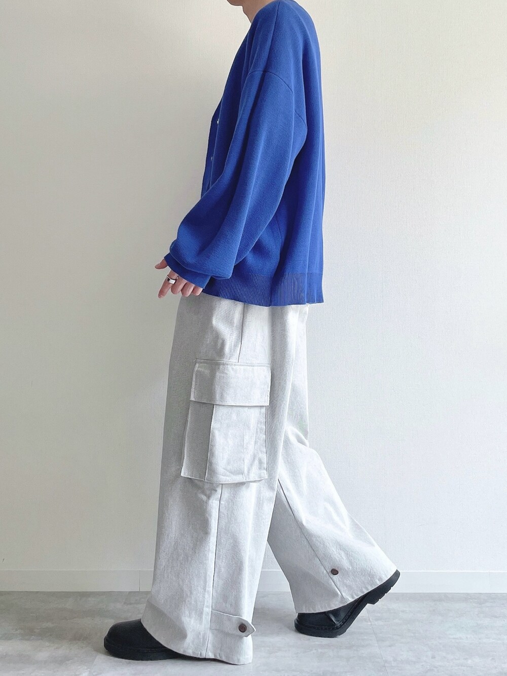 ブルー系のカーディガン/ボレロ、ホワイト系のTシャツ/カットソー、ホワイト系のカーゴパンツを着用したメンズの春コーディネートの3枚目の写真
