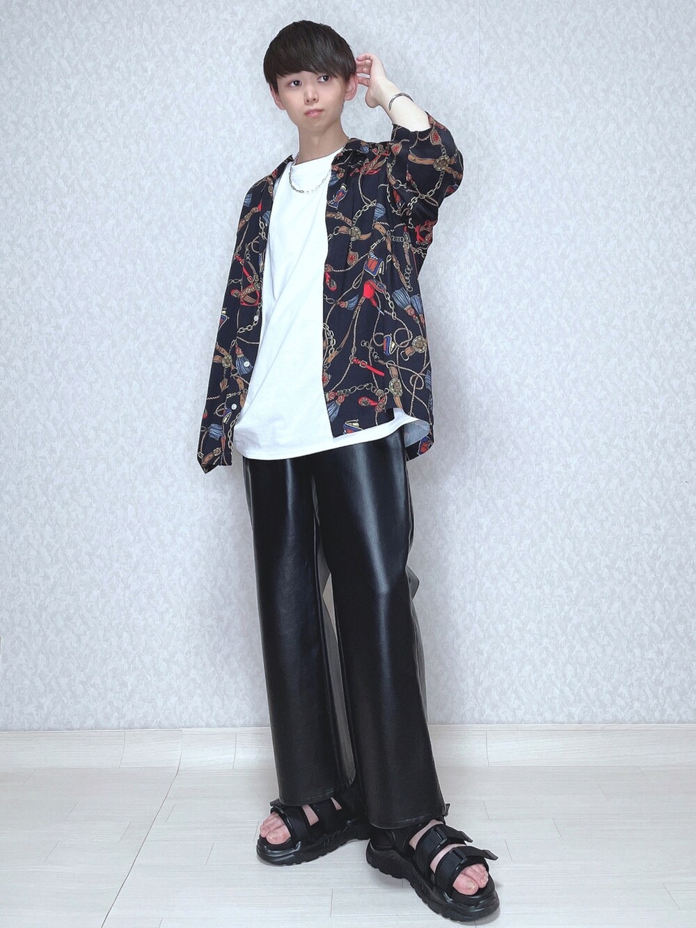 ブラック系のシャツ/ブラウス、ホワイト系のTシャツ/カットソー、ブラック系のその他パンツを着用したメンズの春コーディネートの2枚目の写真