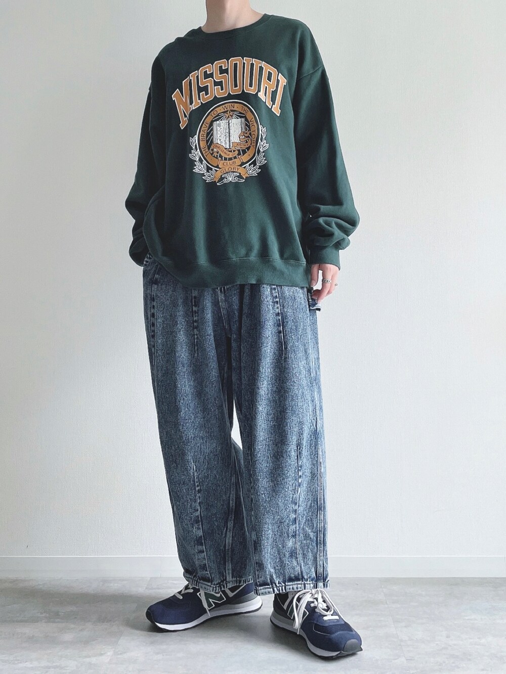 グリーン系のTシャツ/カットソー、ブルー系のその他パンツ、ブルー系のスニーカーを着用したメンズの秋コーディネートの5枚目の写真