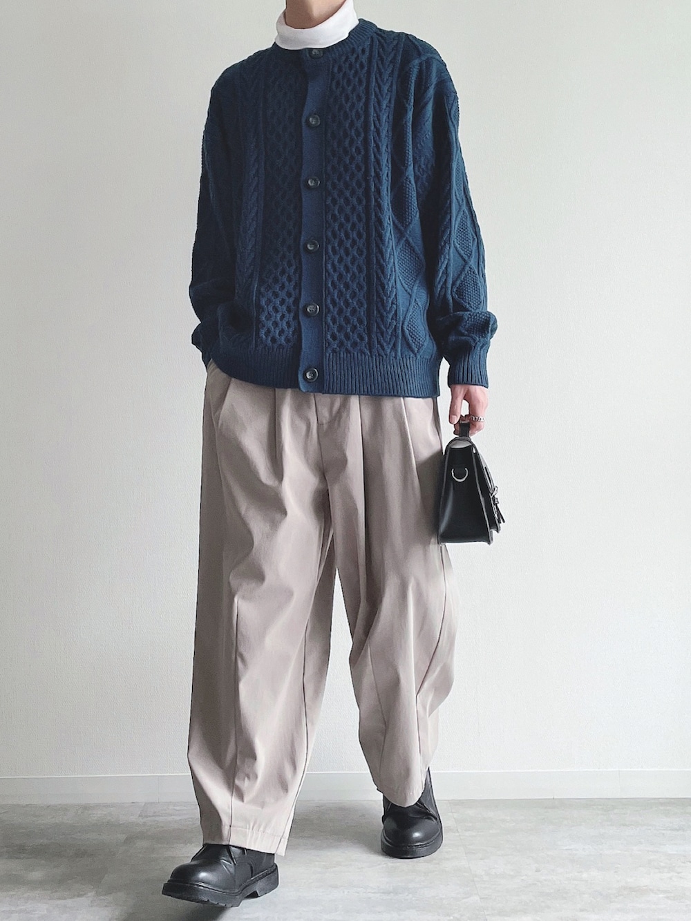 ブルー系のトップス、ホワイト系のTシャツ/カットソー、ベージュ系のその他パンツを着用したメンズの冬コーディネートの5枚目の写真