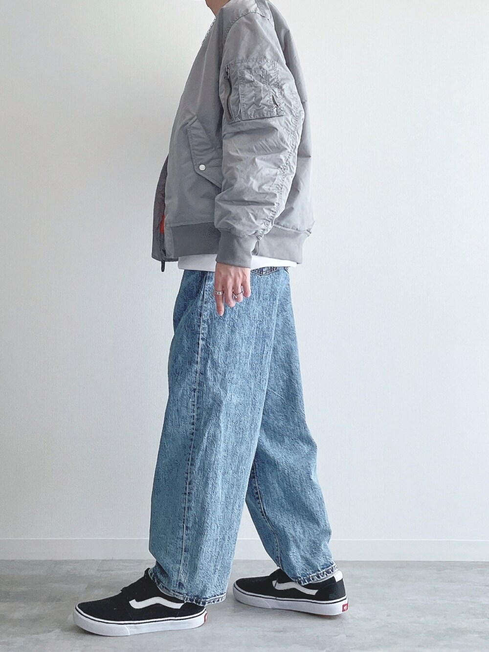 グレー系のジャケット/アウター、ホワイト系のトップス、ブルー系のパンツを着用したメンズの秋コーディネートの3枚目の写真