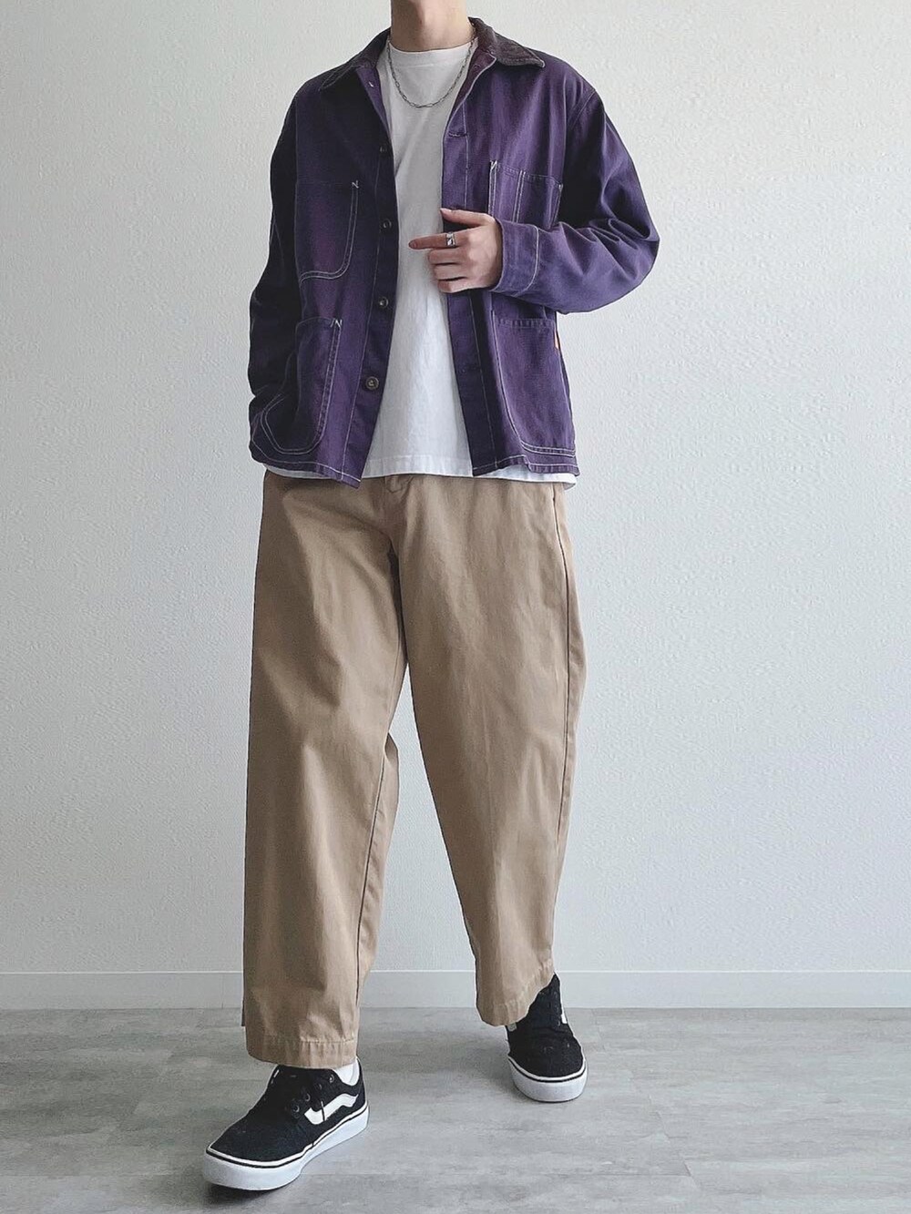 パープル系のカバーオール、ホワイト系のTシャツ/カットソー、ベージュ系のその他パンツを着用したメンズの秋コーディネートの2枚目の写真
