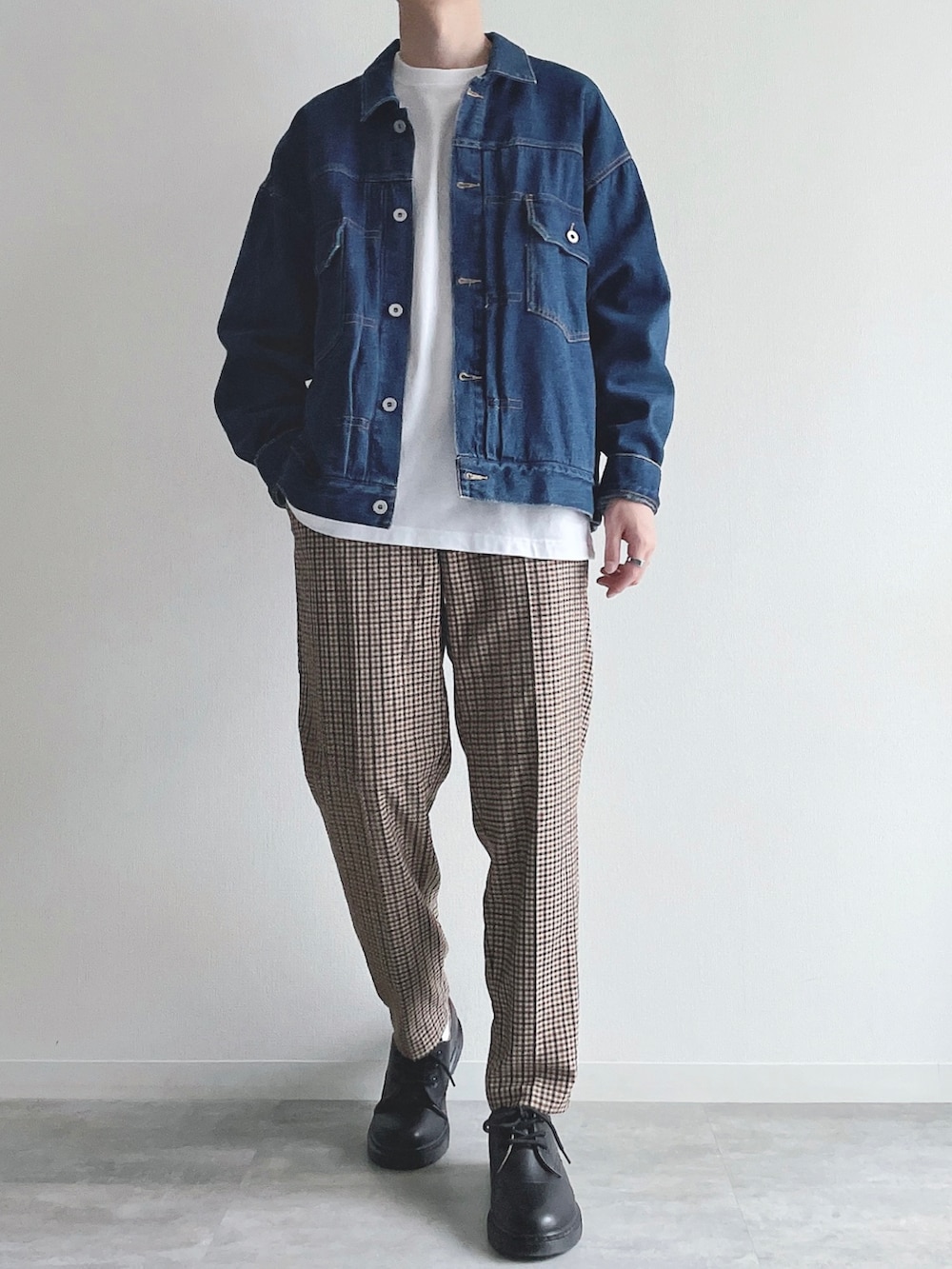 ブルー系のジャケット/アウター、ホワイト系のTシャツ/カットソー、ブラウン系のスラックスを着用したメンズの秋コーディネートの2枚目の写真