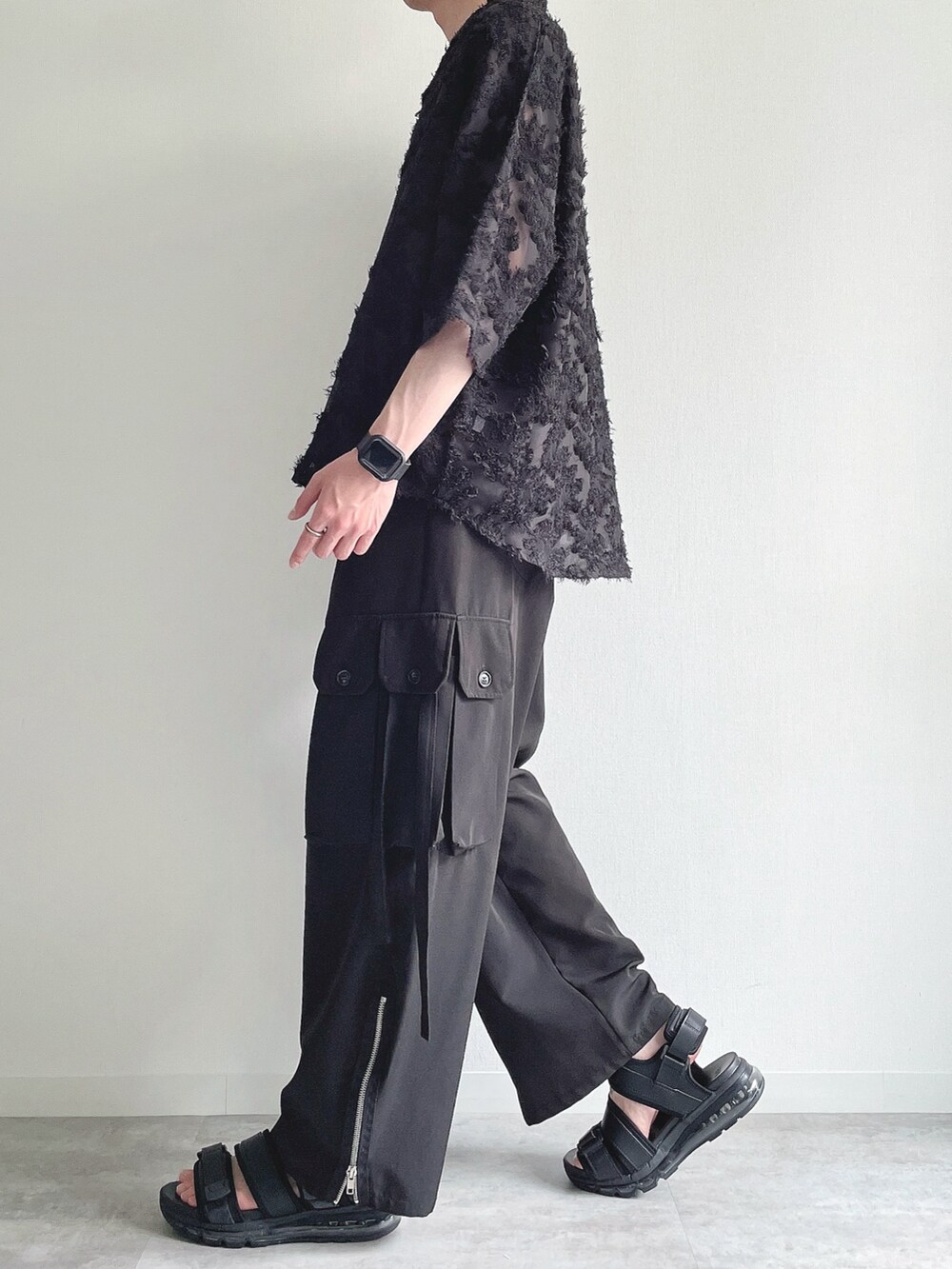 ブラック系のシャツ/ブラウス、ブラック系のTシャツ/カットソー、ブラック系のカーゴパンツを着用したメンズの春コーディネートの3枚目の写真