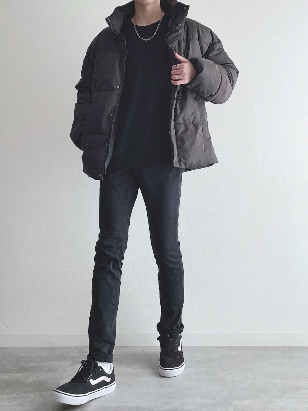 ブラック系のダウンジャケット/コート、ブラック系のトップス、ブラック系のパンツを着用したメンズの冬コーディネートの2枚目の写真