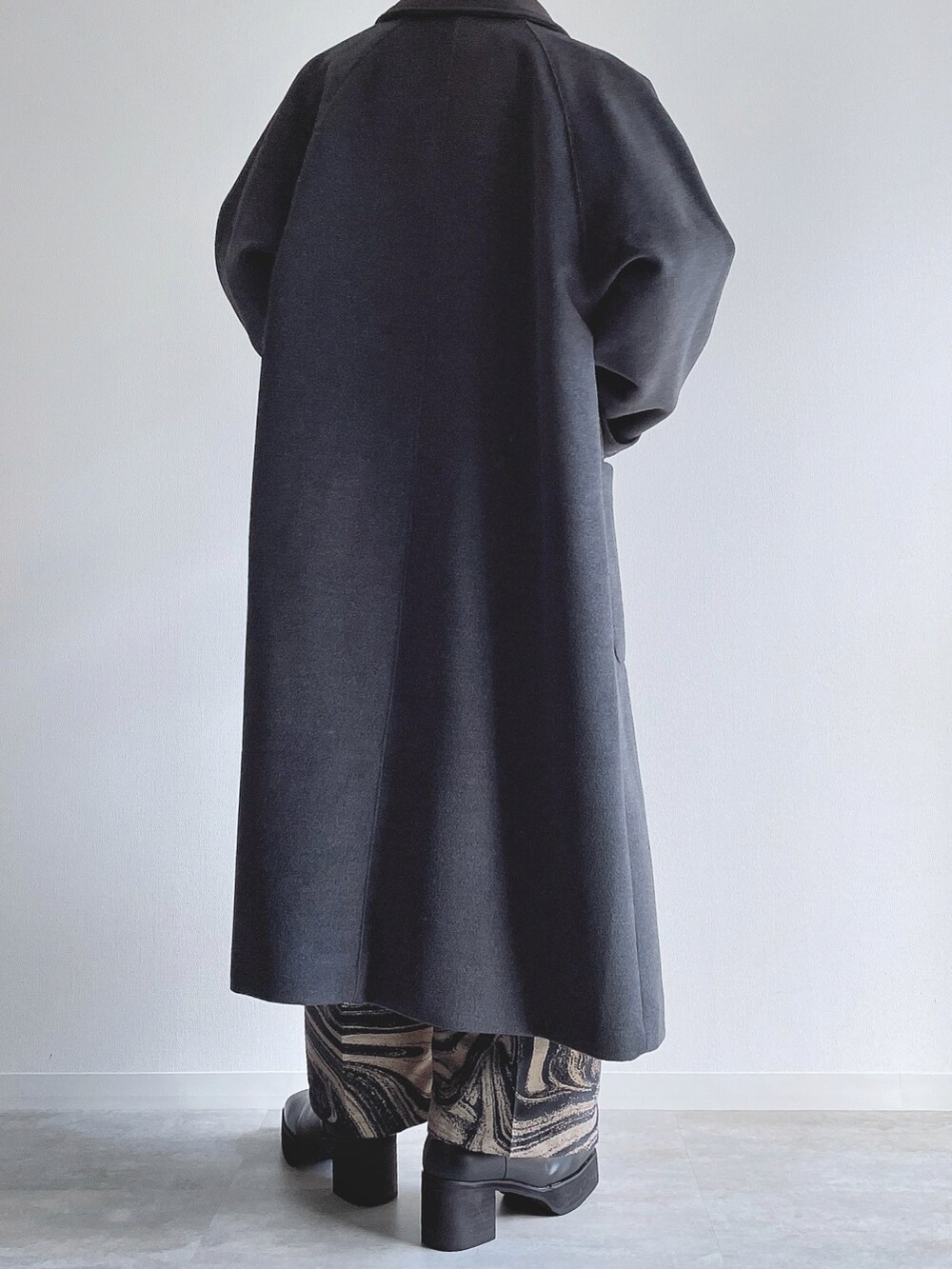 グレー系のステンカラーコート、ホワイト系のシャツ/ブラウス、ブルー系のその他パンツを着用したメンズの冬コーディネートの3枚目の写真