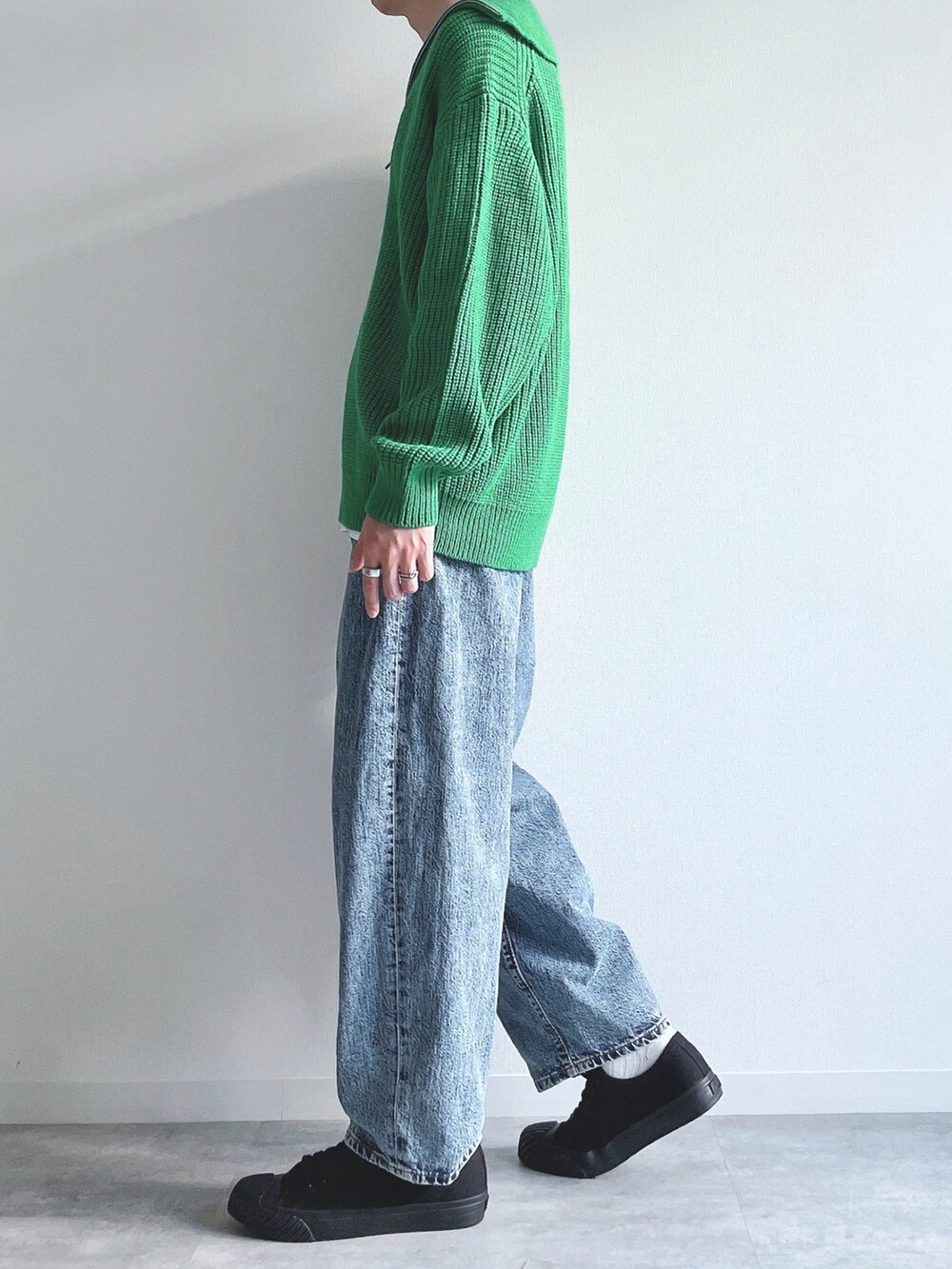 グリーン系のトップス、ホワイト系のTシャツ/カットソー、ブルー系のパンツを着用したメンズの秋コーディネートの3枚目の写真