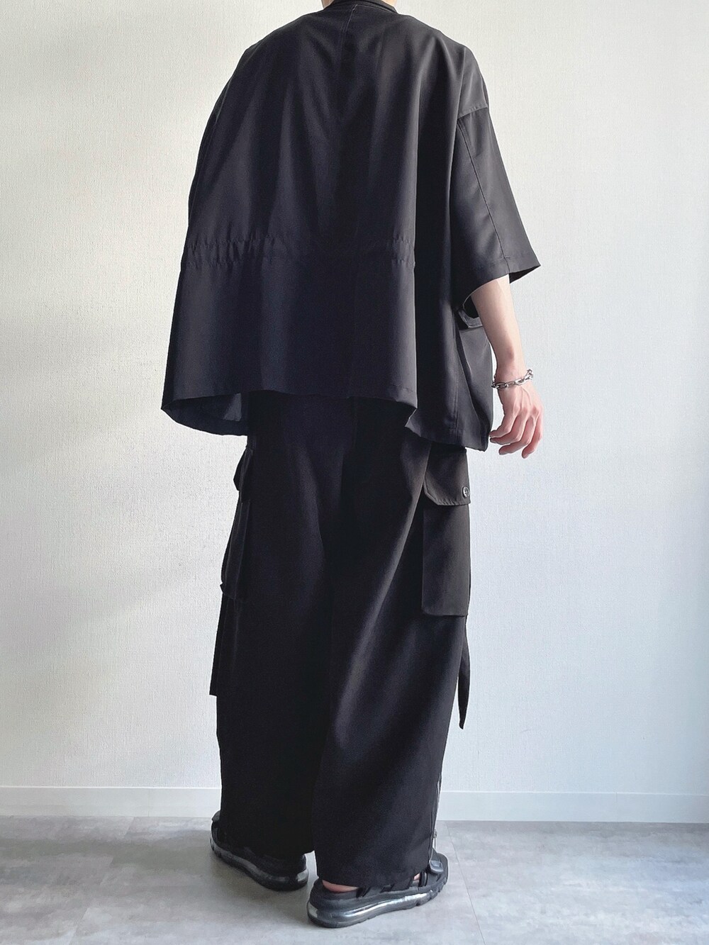 ブラック系のシャツ/ブラウス、ホワイト系のタンクトップ、ブラック系のカーゴパンツを着用したメンズの秋コーディネートの4枚目の写真