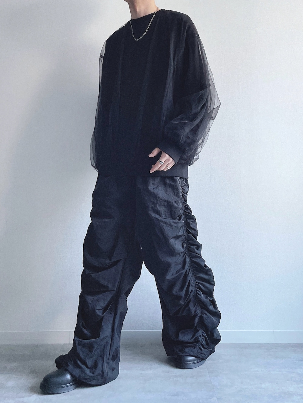 ブラック系のスウェット、ブラック系のその他パンツ、ブラック系のシューズを着用したメンズの冬コーディネートの5枚目の写真