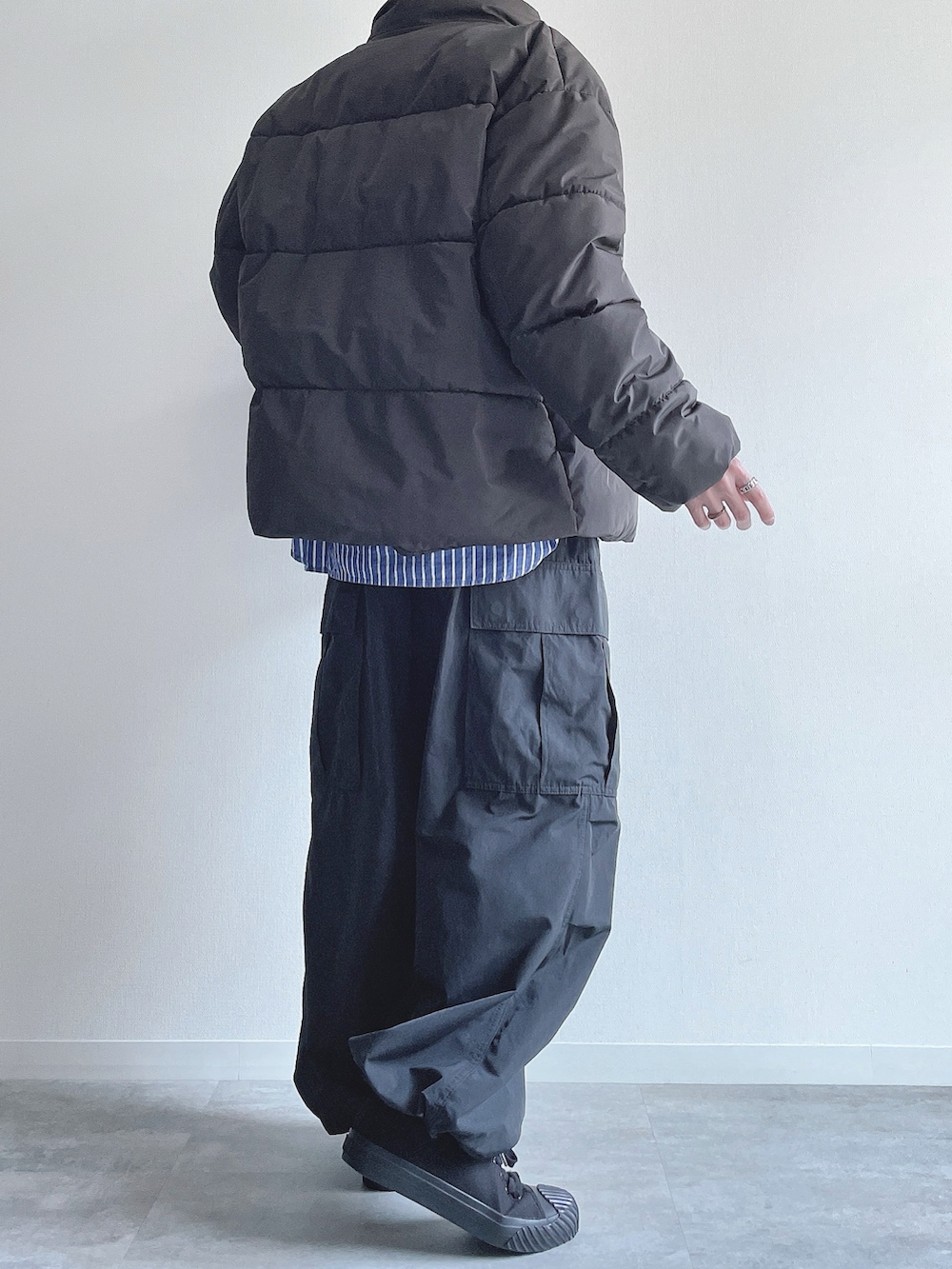 ブラック系のダウンジャケット/コート、ブルー系のシャツ/ブラウス、ブラック系のカーゴパンツを着用したメンズの冬コーディネートの4枚目の写真