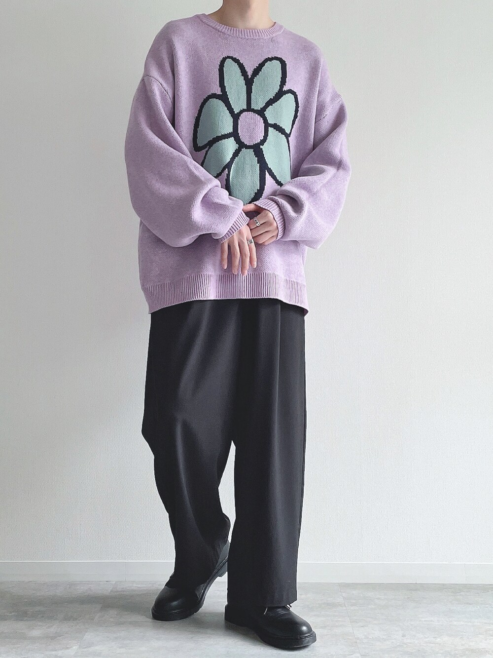 パープル系のニット/セーター、ブラック系のスラックス、ブラック系のドレスシューズを着用したメンズの冬コーディネートの4枚目の写真