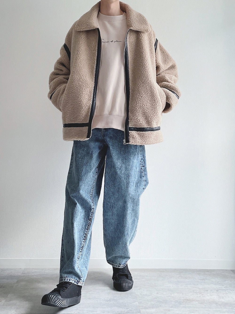 ベージュ系のジャケット/アウター、ベージュ系のスウェット、ブルー系のパンツを着用したメンズの冬コーディネートの5枚目の写真