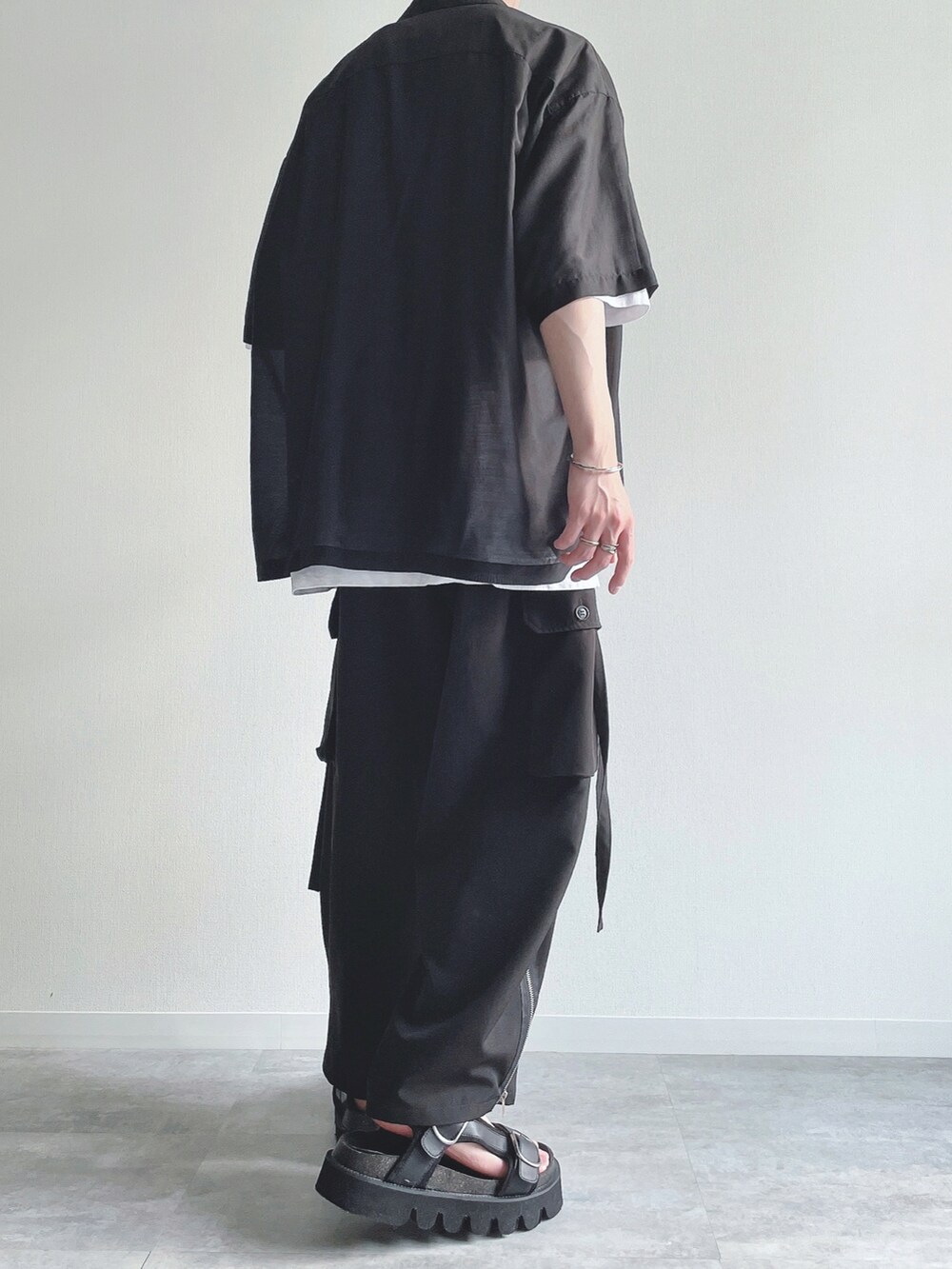 ブラック系のシャツ/ブラウス、ホワイト系のTシャツ/カットソー、ブラック系のカーゴパンツを着用したメンズの夏コーディネートの4枚目の写真