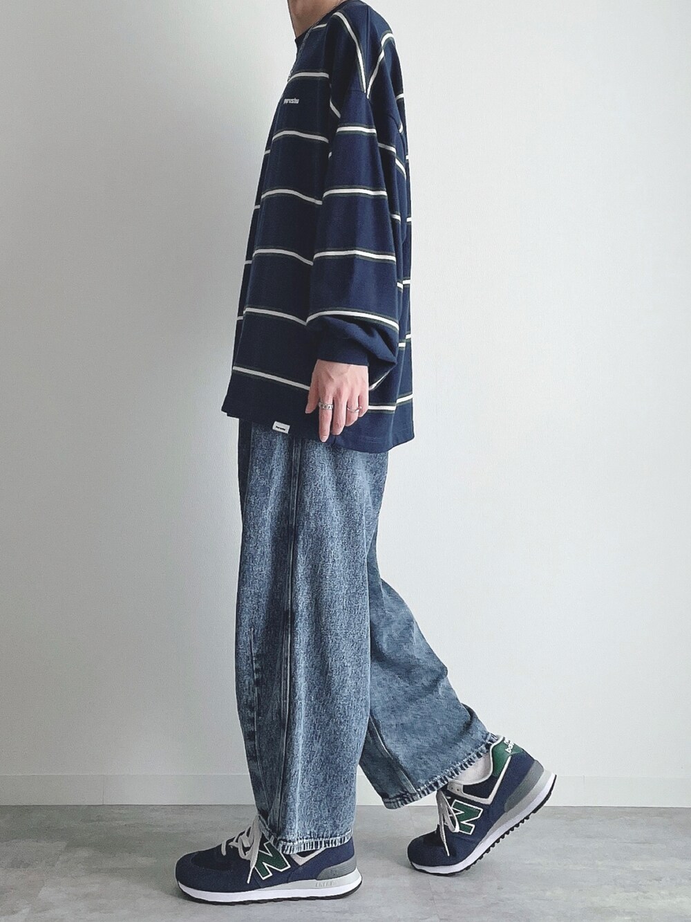 ブルー系のTシャツ/カットソー、ブルー系のその他パンツ、ブルー系のスニーカーを着用したメンズの秋コーディネートの3枚目の写真