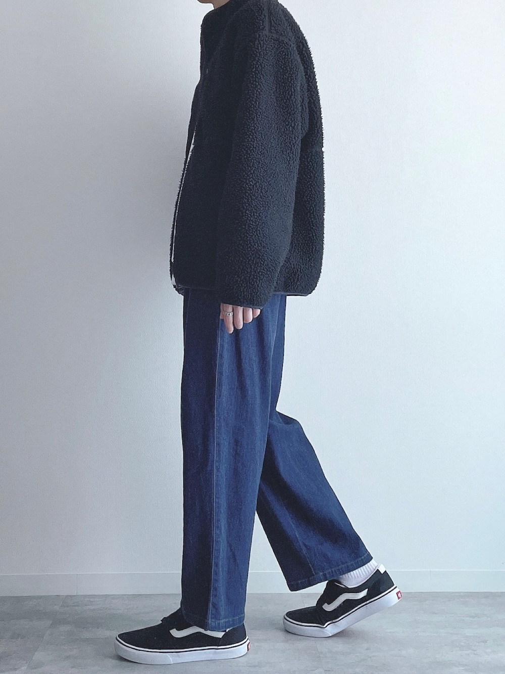 ブラック系のジャケット/アウター、ホワイト系のトップス、ブルー系のその他パンツを着用したメンズの秋コーディネートの2枚目の写真