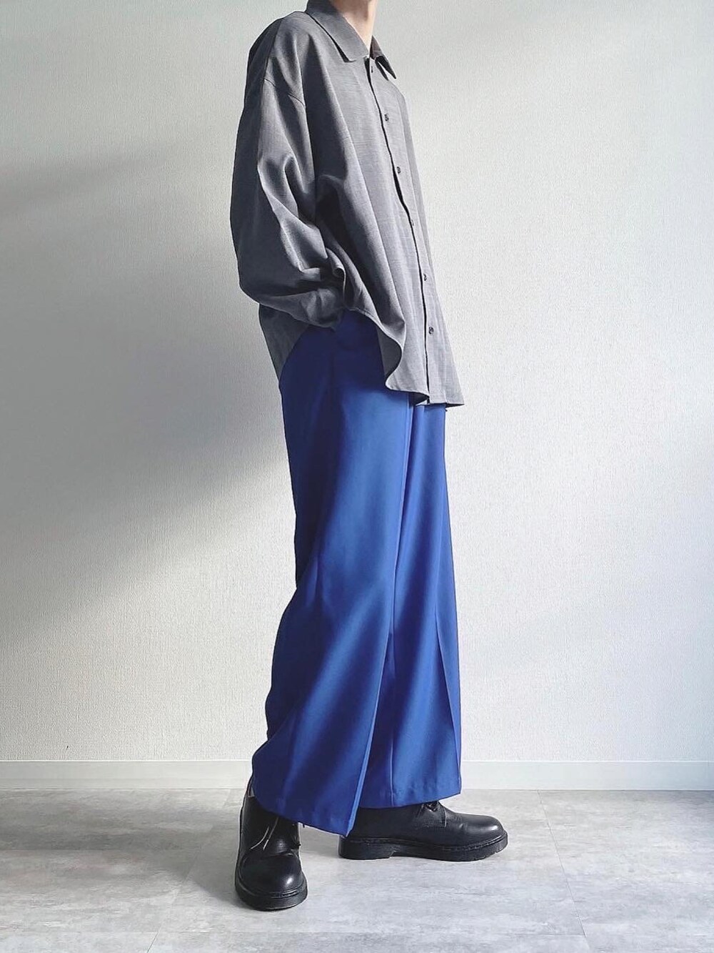 ブルー系のシャツ/ブラウス、ブルー系のスラックス、ブラック系のドレスシューズを着用したメンズの秋コーディネートの5枚目の写真