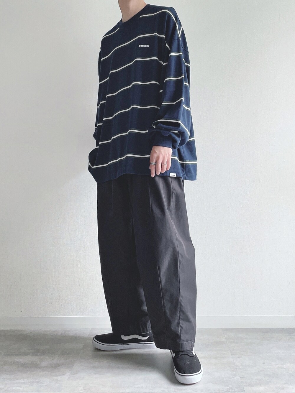 ブルー系のTシャツ/カットソー、ブラック系のその他パンツ、ブラック系のスニーカーを着用したメンズの秋コーディネートの2枚目の写真