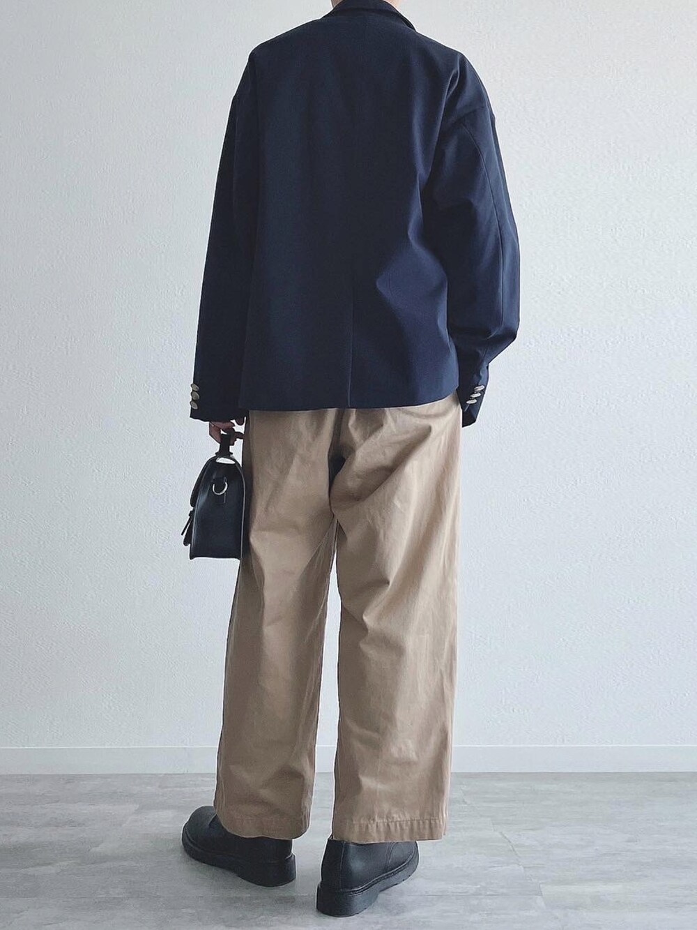 ブルー系のテーラードジャケット、ホワイト系のTシャツ/カットソー、ベージュ系のその他パンツを着用したメンズの秋コーディネートの4枚目の写真