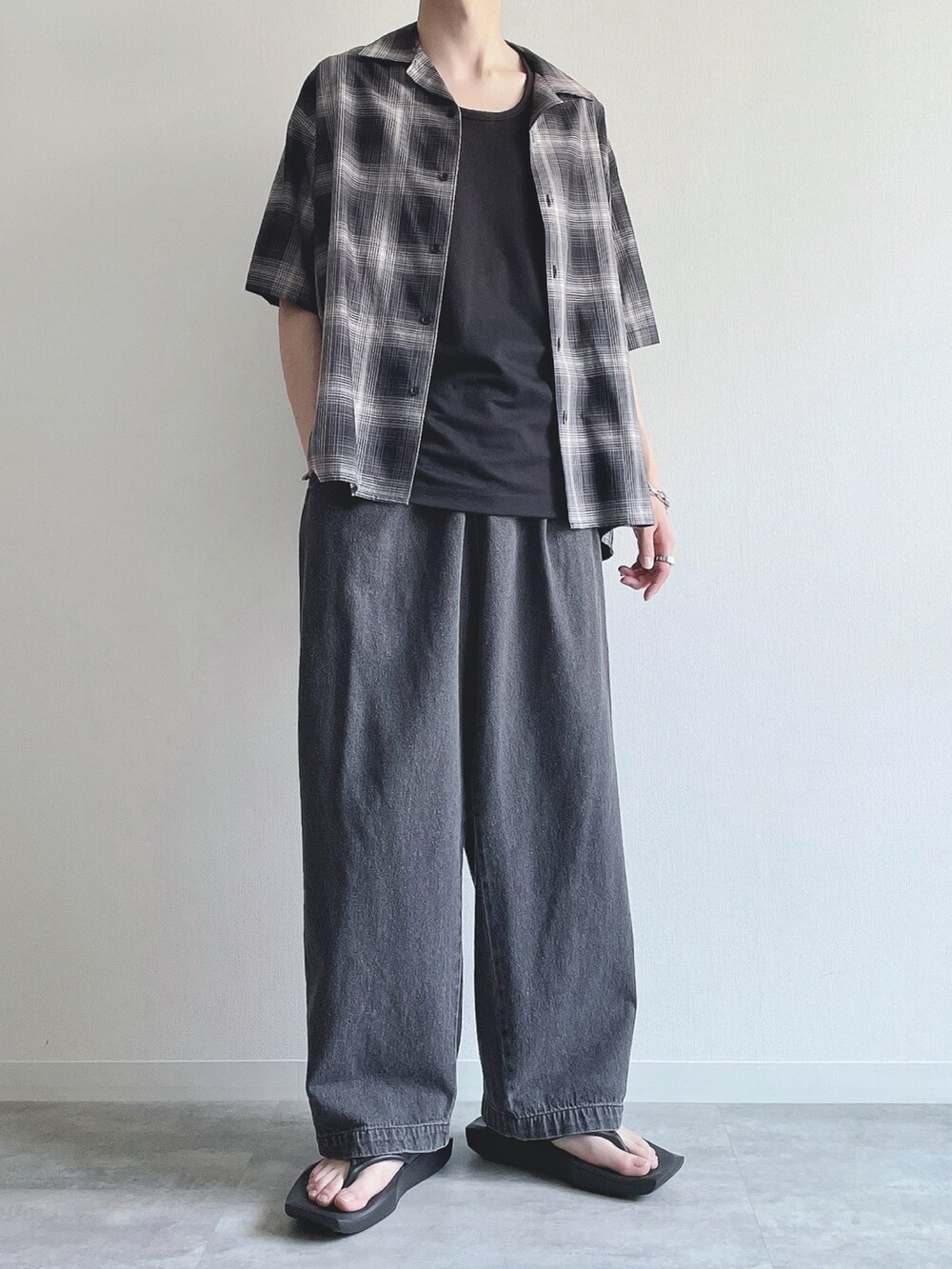 ブラック系のシャツ/ブラウス、ブラック系のタンクトップ、ブラック系のデニムパンツを着用したメンズの夏コーディネートの3枚目の写真