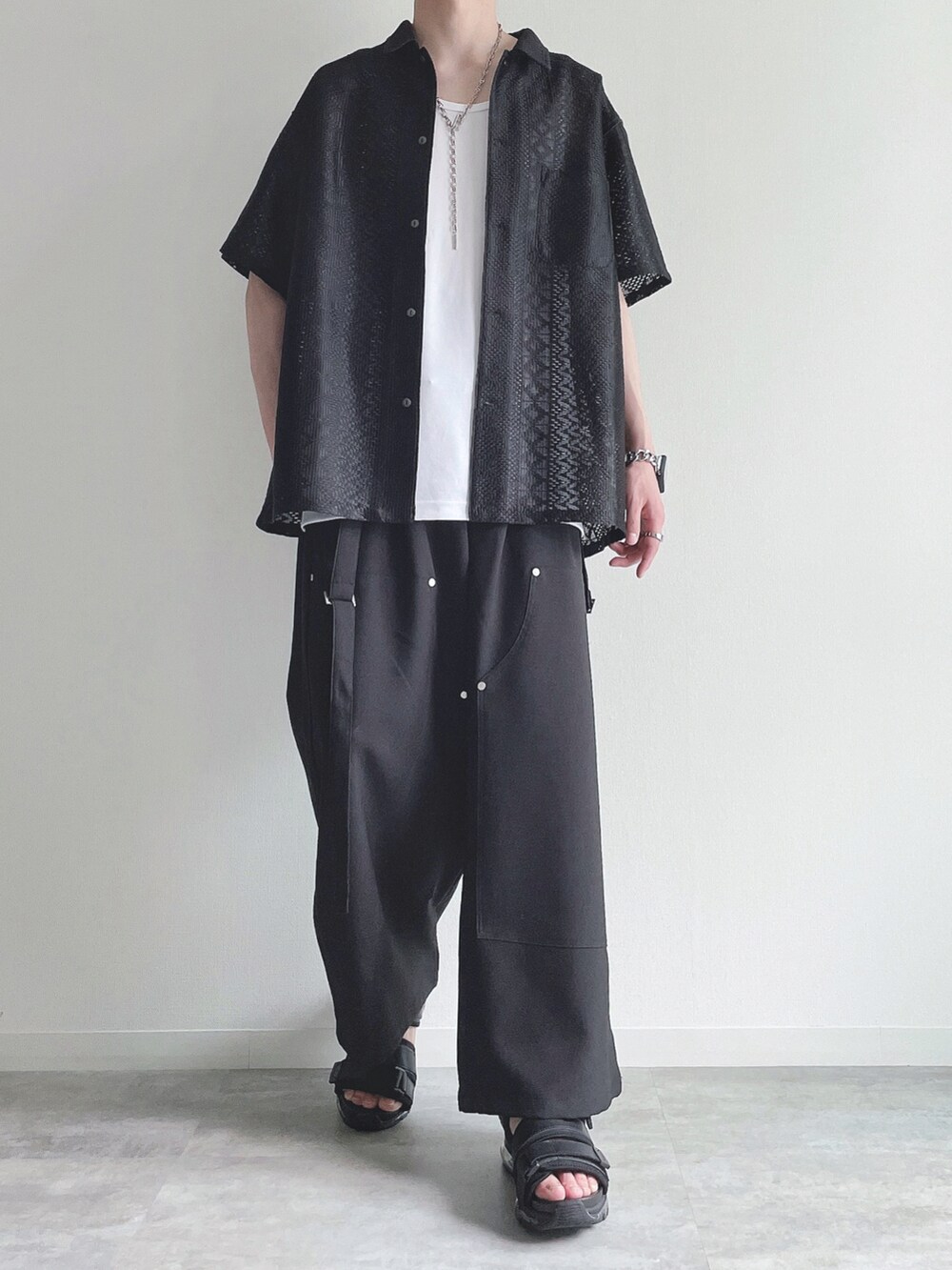 ブラック系のシャツ/ブラウス、ホワイト系のタンクトップ、ブラック系のスラックスを着用したメンズの夏コーディネートの2枚目の写真